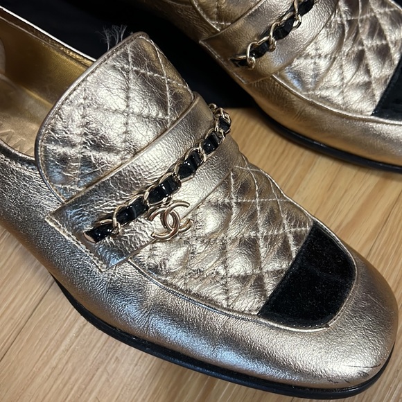 CHANEL LOAFERS. Incredible condition size 38.5 metallic Chanel flats from 2022 - Picture 2 of 5